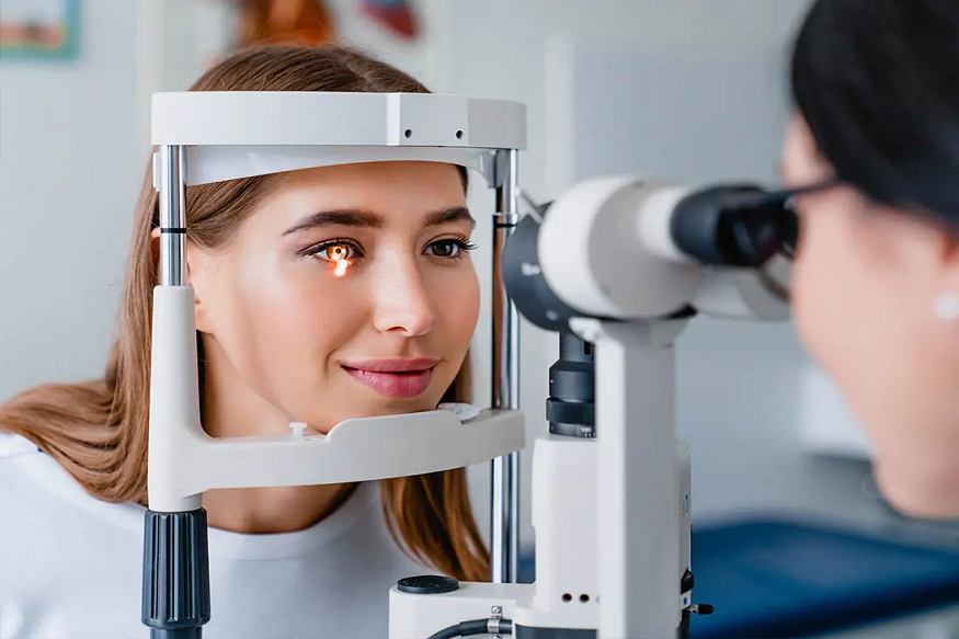 Why Should Employers Offer Eye Insurance Plans to Employees